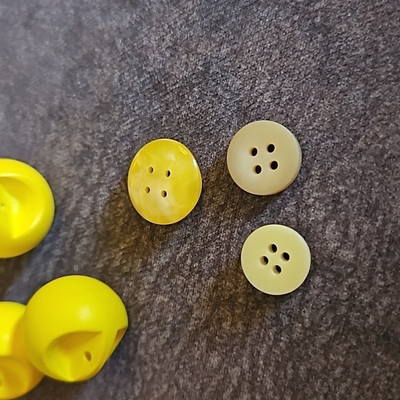 3/$30 Vintage Estate Yellow Matte Buttons - Picture 4 of 4